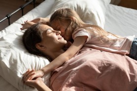 „Mami doarme". Două fetiţe au petrecut mai multe zile alături de mama lor moartă